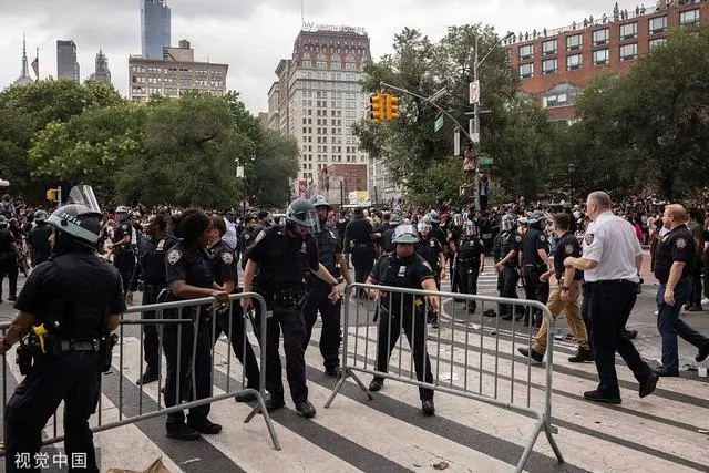 法国爆发骚乱_纽约爆发骚乱：人群向警方投掷石块_纽约爆发军团菌病