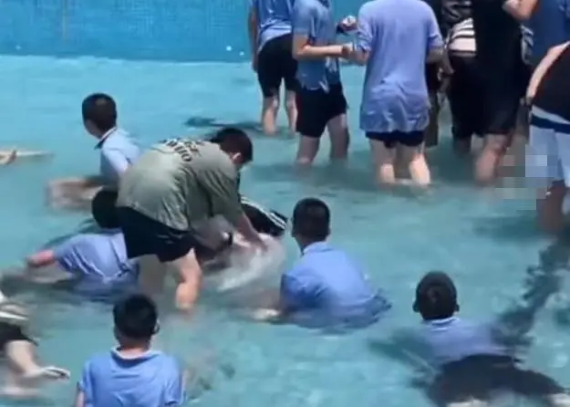 军训摸鱼技巧_军训怎么摸鱼_浙江一学校的军训是集体摸鱼